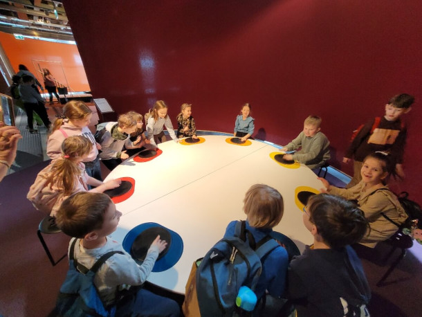 Obraz przedstawia Uczniowie klas pierwszych w Centrum Nauki Kopernik i Planetarium