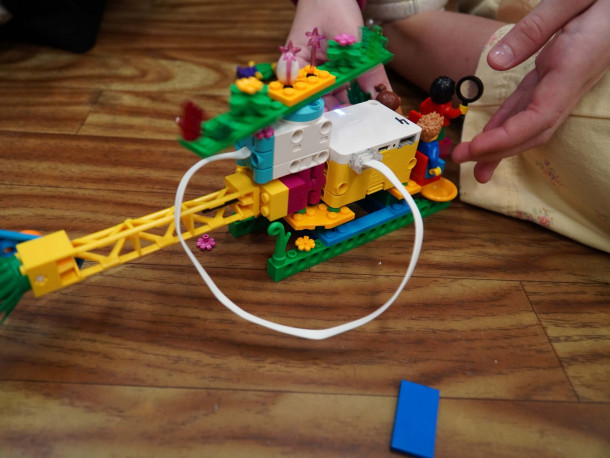 Obraz przedstawia Klocki Lego w klasach trzecich