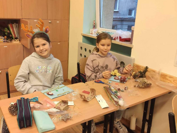 Obraz przedstawia Klasa 3 - przygotowania do kiermaszu świątecznego