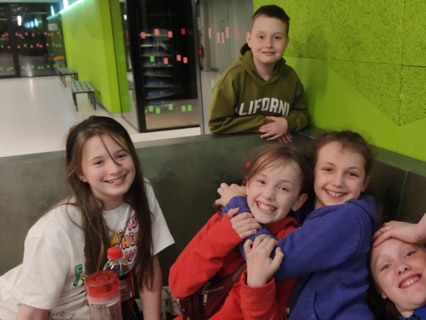 Obraz przedstawia Mistrzostwa Polski Młodzieży Szkolnej w brydżu sportowym