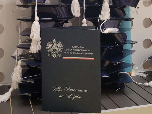 Obraz przedstawia Pasowanie na ucznia
