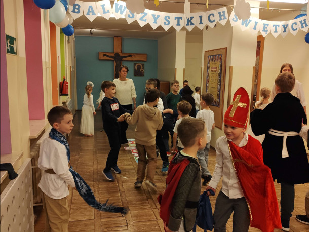 Obraz przedstawia Świetlicowy Bal Wszystkich Świętych