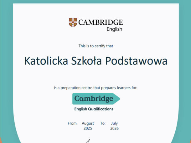 Obraz przedstawia Certyfikaty Cambridge na poziomie Pre-A1 Starters oraz A1 Movers