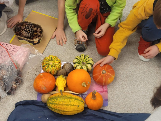 Obraz przedstawia Pierwszoklasiści na tropie jesiennych skarbów