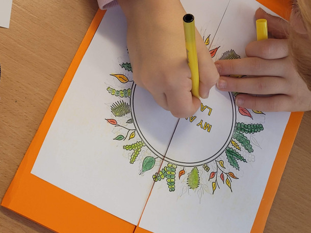 Obraz przedstawia Walking in the forest – lekcje CLIL klasie pierwszej