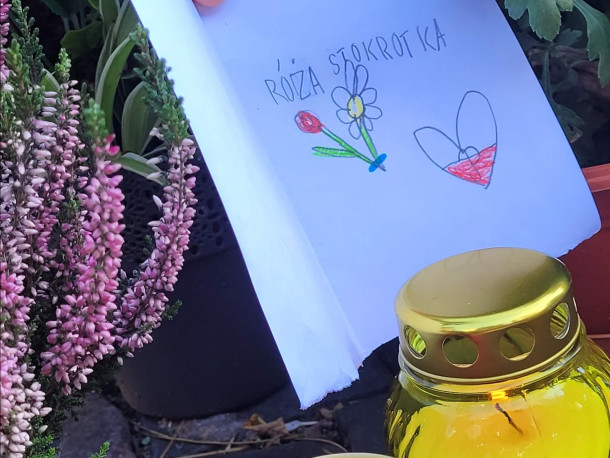 Obraz przedstawia Uczniowie klasy I z wizytą w Miejscu Pamięci Narodowej