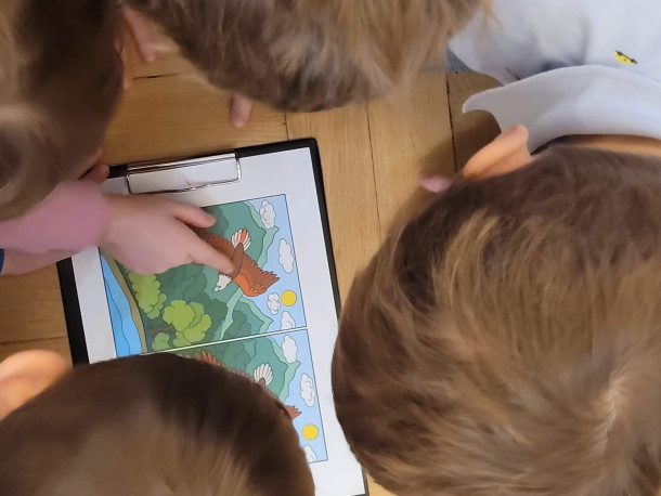 Obraz przedstawia Uczniowie klasy 1 na tropie Orła Białego