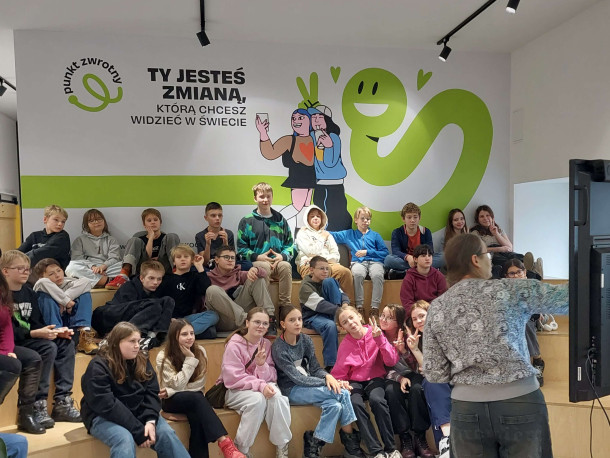 Obraz przedstawia Klasy szóste w Ekocentrum Punkt Zwrotny