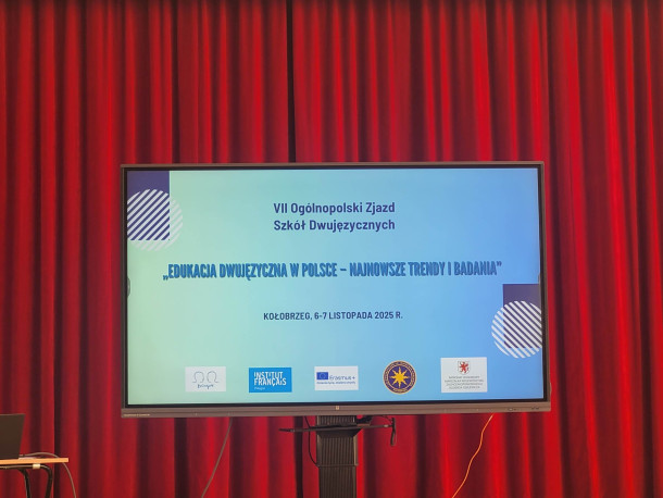 Obraz przedstawia Ogólnopolski Zjazd Szkół Dwujęzycznych „Bilinguis”
