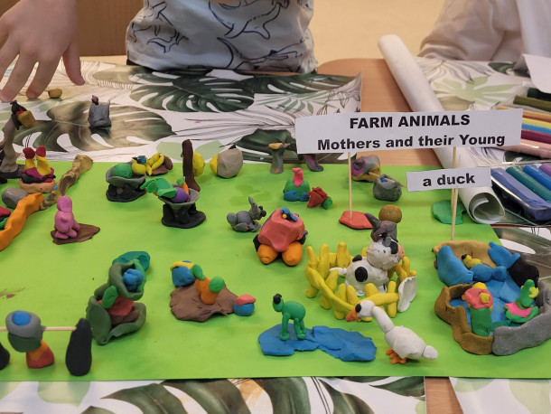 Obraz przedstawia Farm Animals – lekcje dwujęzyczne metodą CLIL w klasie 1