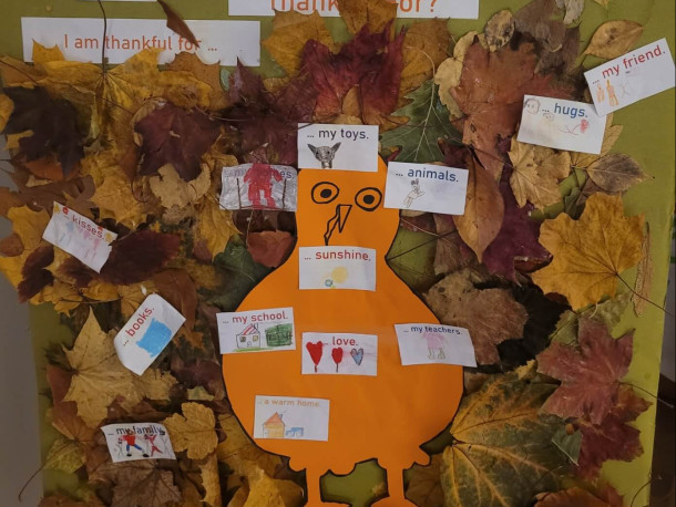 Obraz przedstawia Thanksgiving Day – lekcja kulturowa w klasie 1