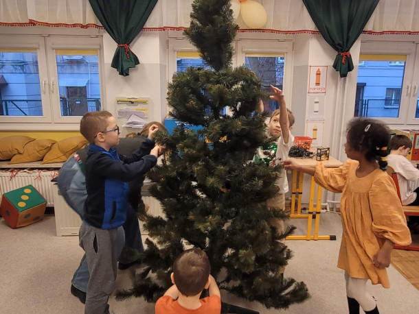 Obraz przedstawia Przygotowania do świąt u pierwszaków