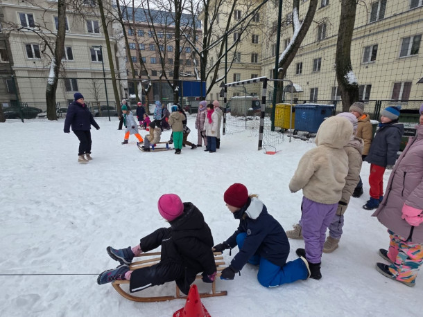 Obraz przedstawia Zima na boisku szkolnym