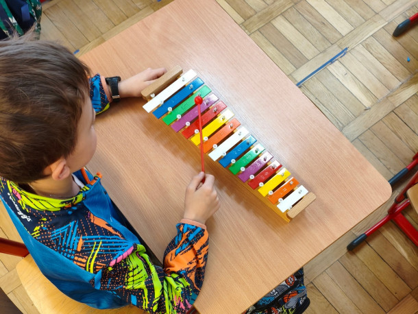 Obraz przedstawia Muzyka w klasie 1a