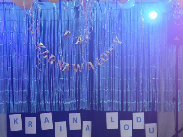 Obraz przedstawia Bal karnawałowy dla klas 0-3