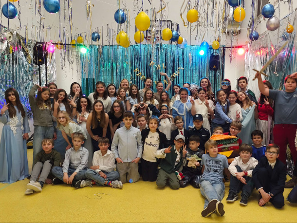 Obraz przedstawia Bal karnawałowy dla klas 4-6