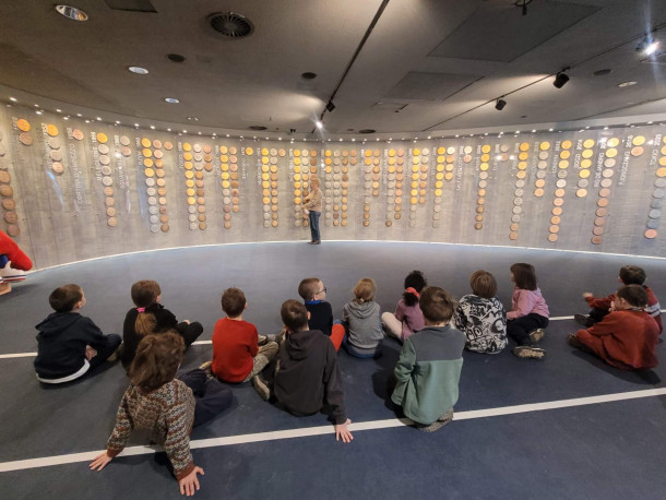 Obraz przedstawia Uczniowie klasy I na Igrzyskach Olimpijskich