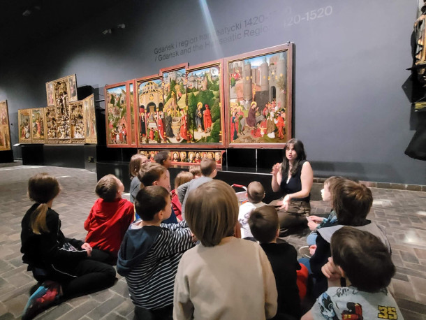 Obraz przedstawia Wielkanocne pisanki, kraszanki i kogutki