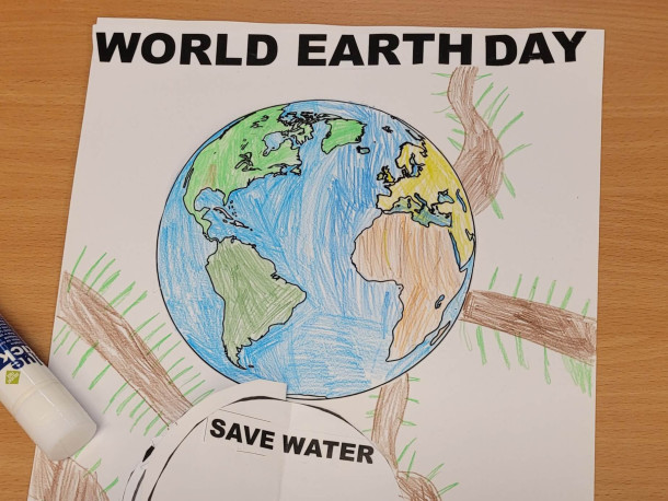 Obraz przedstawia World Earth Day w klasie pierwszej