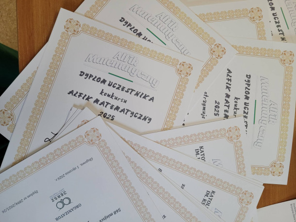 Obraz przedstawia Alfik Matematyczny