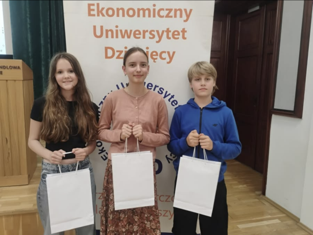 Obraz przedstawia Ekonomiczny Uniwersytet Dziecięcy