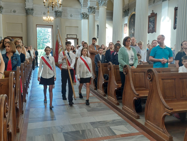 Obraz przedstawia Uroczyste rozpoczęcie roku szkolnego 2026/2027